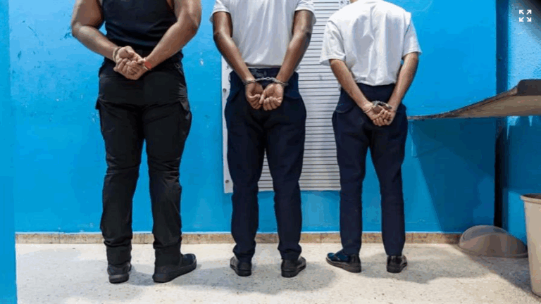 Screenshot 2025-12-23 at 12-10-56 Arrestan a tres agentes en el AILA por presunta red de narcotráfico - Diario Libre